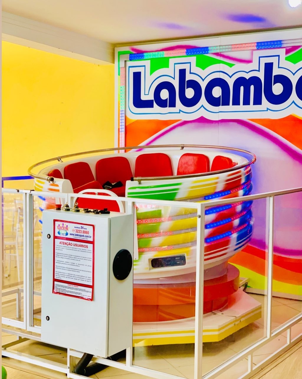 Brinquedo giratório Labamba com iluminação colorida