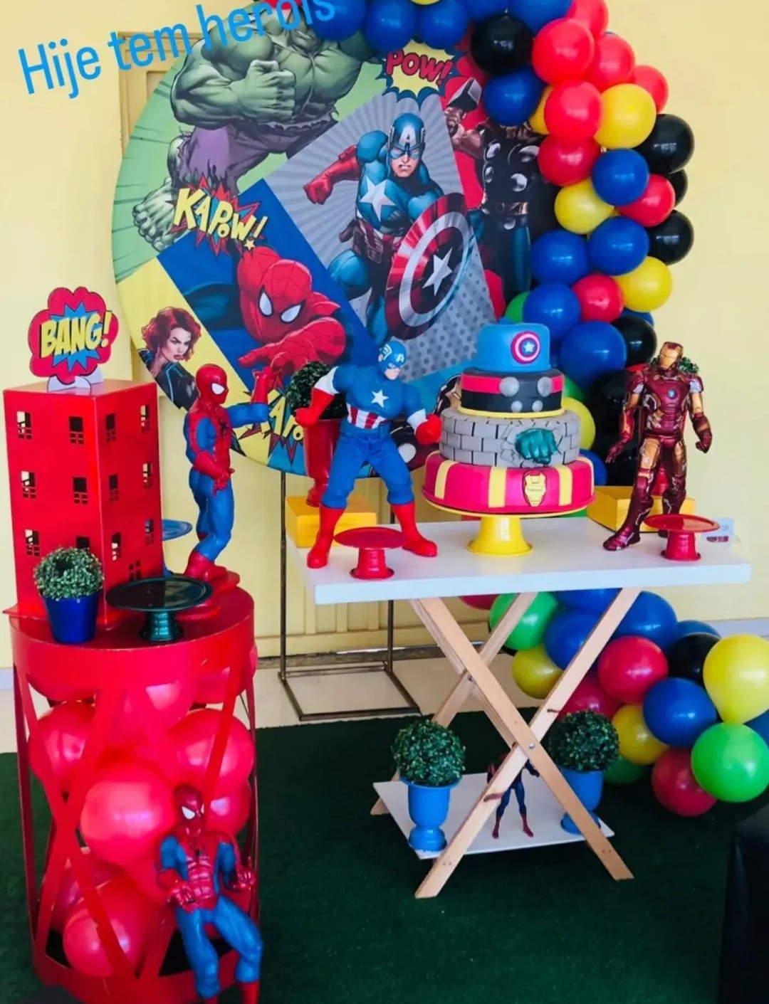Decoração de festa com tema de super-heróis e bolo temático