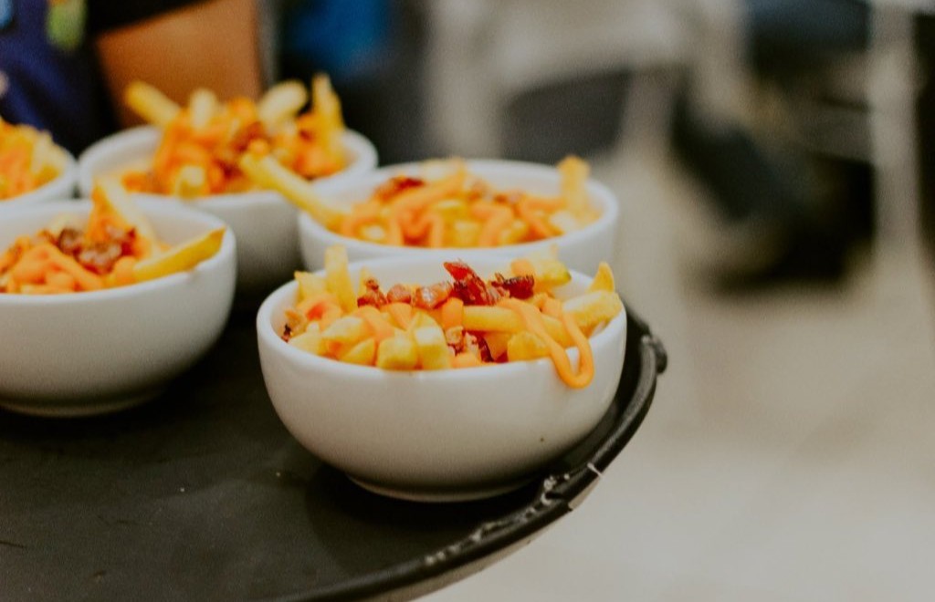 Porções individuais de batata frita com cheddar e bacon