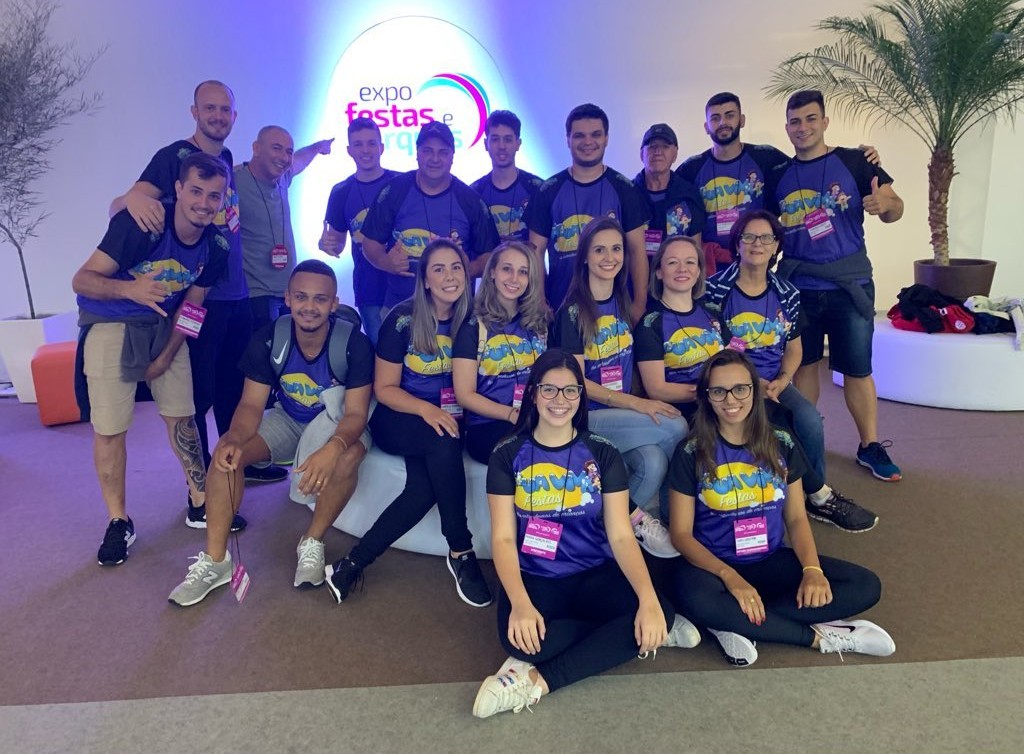 Equipe da Água Viva Festas reunida com as camisetas do buffet