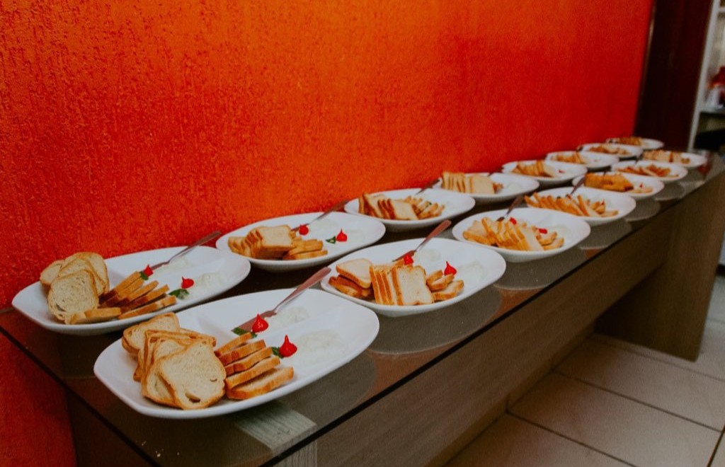 Pratos de torradas e pães servidos no buffet
