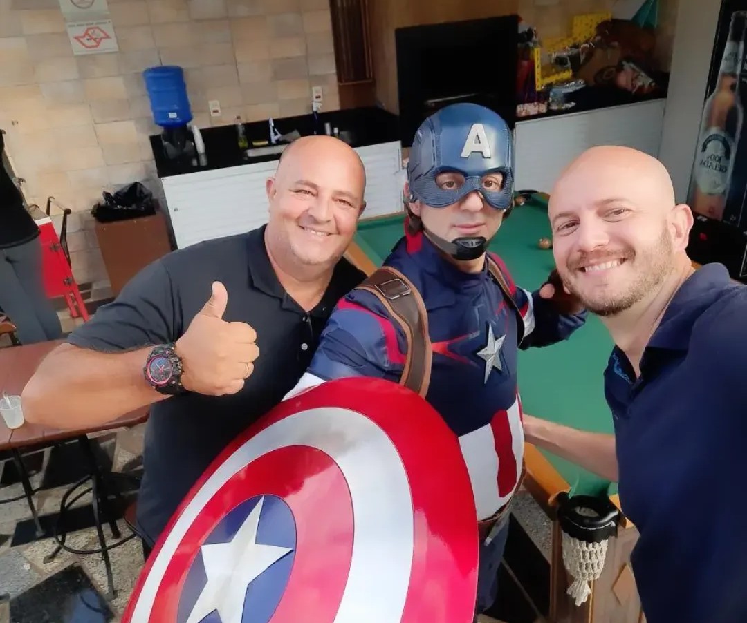 Equipe recebendo personagem fantasiado para animar a festa