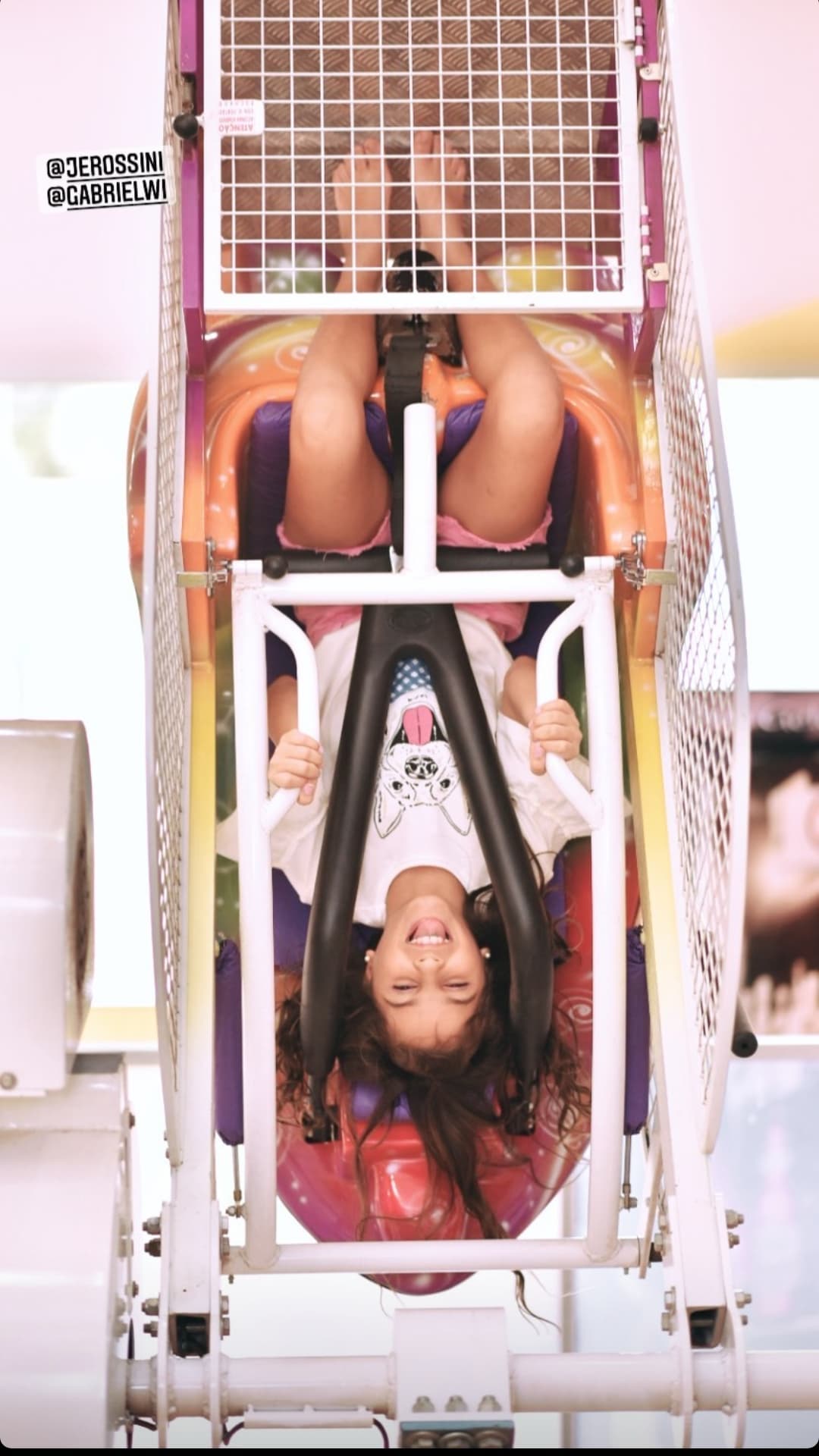 Menina se divertindo no brinquedo radical de giro