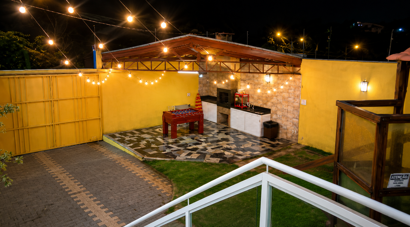 Área gourmet externa com churrasqueira e pebolim