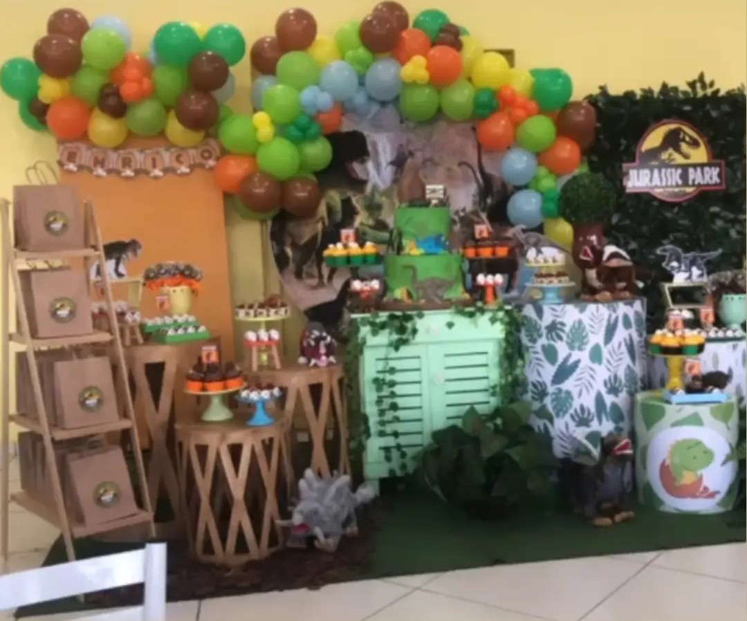Mesa principal com decoração temática de dinossauros