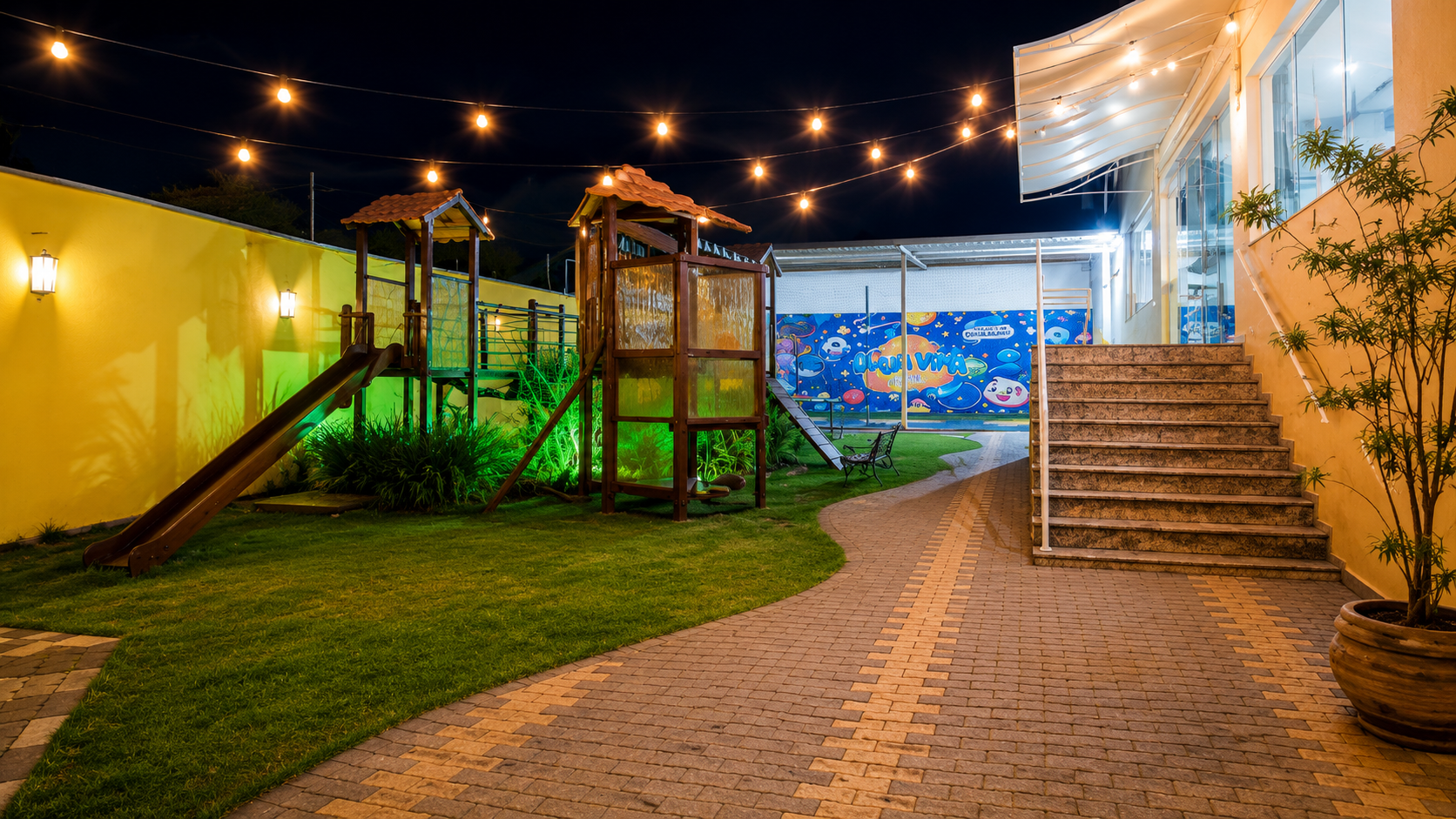 Área externa com playground de madeira e gramado