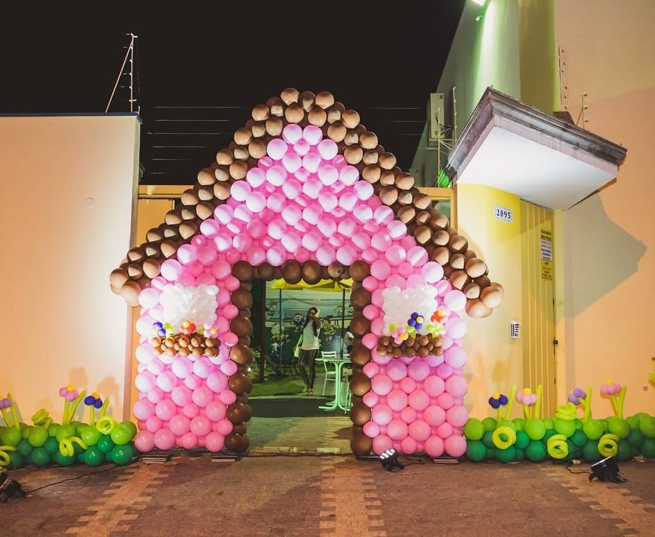 Portal de balões em formato de casinha na entrada do buffet